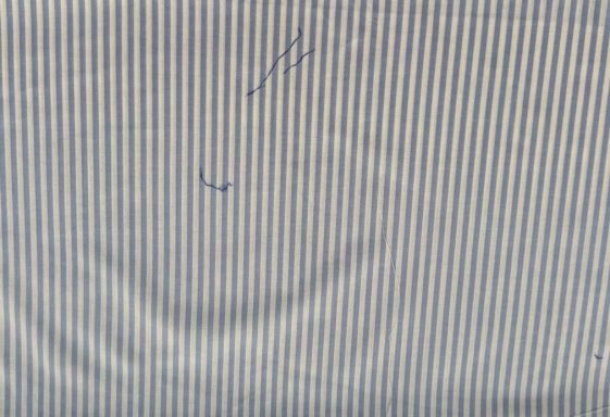 Fondo texturizado con líneas verticales y un dibujo de una sonrisa.