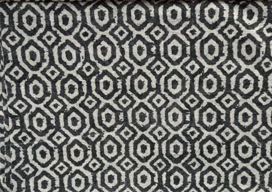 Patrón geométrico en tonos blanco y negro con figuras de rombos y hexágonos.