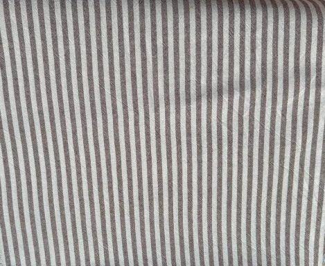 Tejido de rayas gris y blanco, con líneas verticales delgadas.