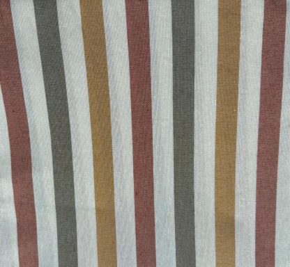 Fondo con rayas verticales en tonos marrón, gris, mostaza y blanco.