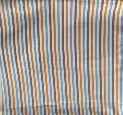 Tela con rayas verticales en tonos azules, naranjas y blanquecinos.