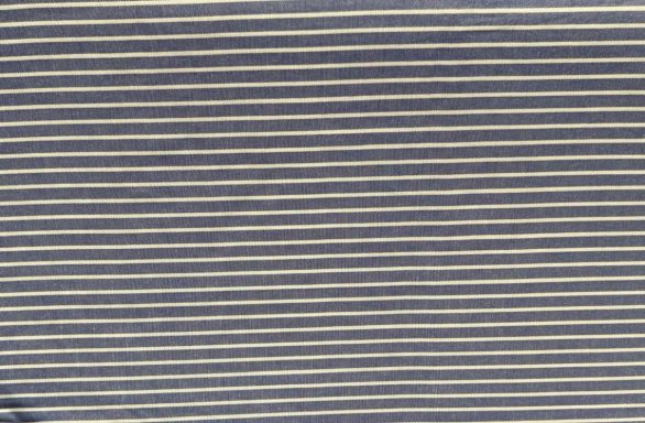 Tela con fondo azul y rayas horizontales en tonos claros.