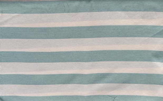 Tejido de rayas horizontales en tonos azul claro y blanco.
