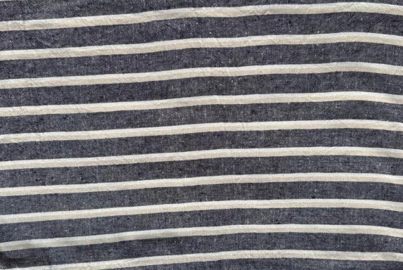 Tela con rayas horizontales en tonos azul oscuro y blanco.