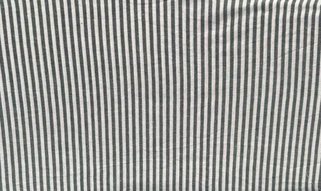 Fondo de tela con rayas verticales en blanco y negro.