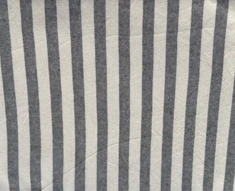Tela con rayas verticales en tonos gris y blanco.