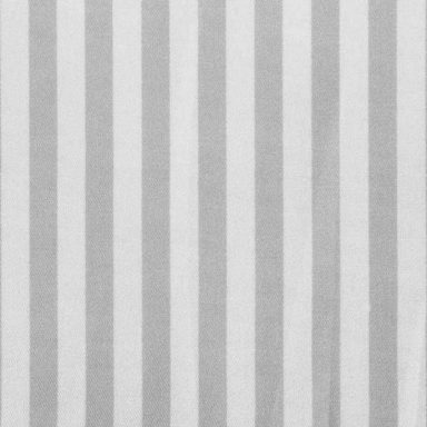 Fondo con rayas verticales en tonos grises y blancos.
