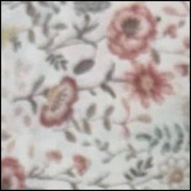 Patrón floral en tonos suaves, con flores rojas y verdes sobre un fondo claro.
