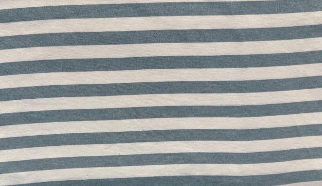 Fondo de tela con rayas horizontales en tonos azul y blanco.