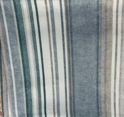 Tela con rayas verticales en tonos azul, gris y blanco.