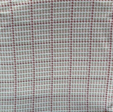 Tela de patrón de cuadros en rojo y beige con fondo claro.