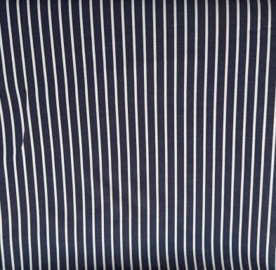 Tela de fondo azul marino con líneas verticales blancas.